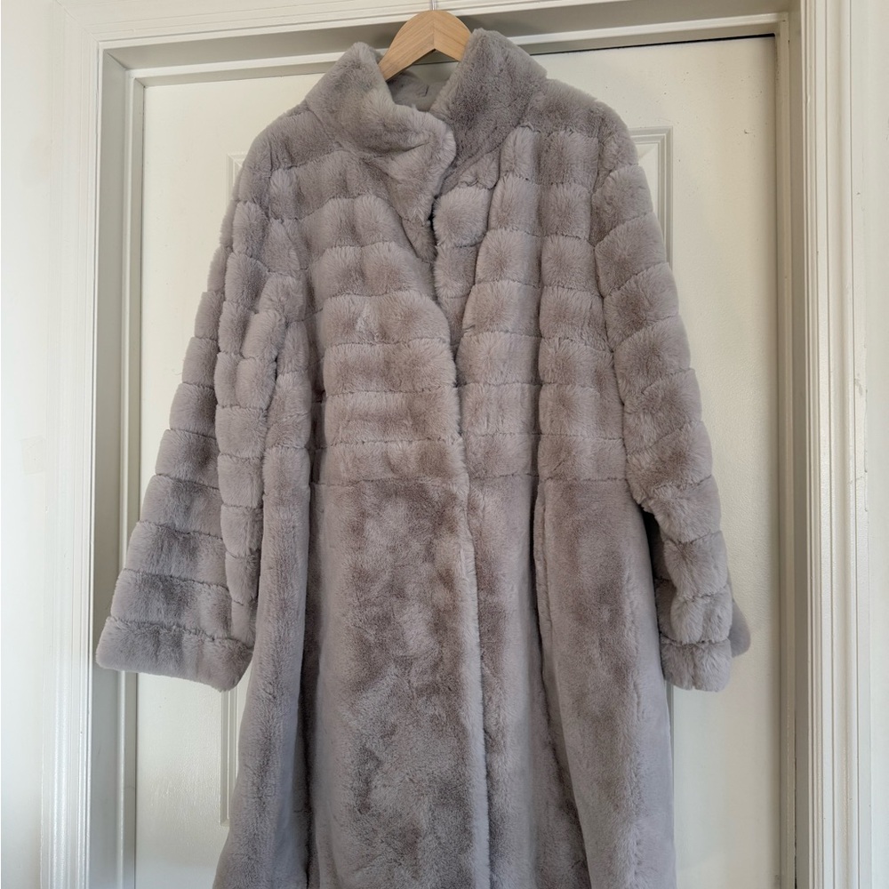 In very good condition fur coat perfect for this winter season!
So fashion
